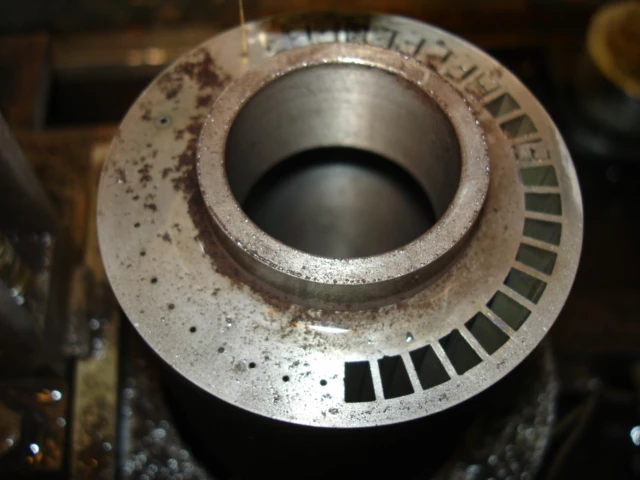 Пример изготовления фасонных отверстий маленького диаметра в детали из титана, высотой 100мм